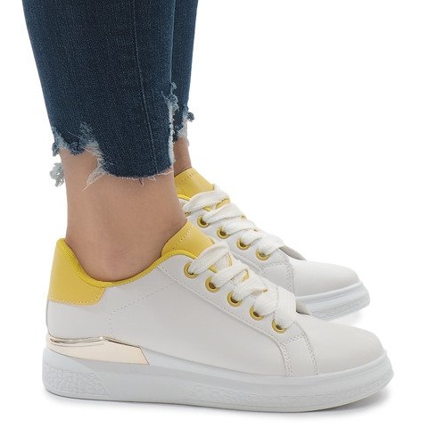 Weiße Sneaker auf der 353er Plattform