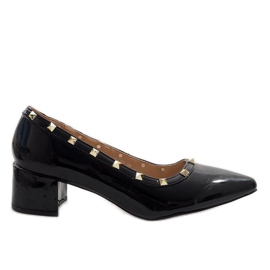 Schwarz lackierte Pumps an der X-70-Säule