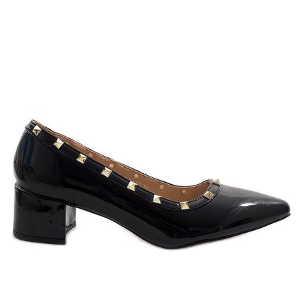 Schwarz lackierte Pumps an der X-70-Säule