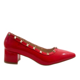 Schwarz lackierte Pumps an der X-70-Säule rot