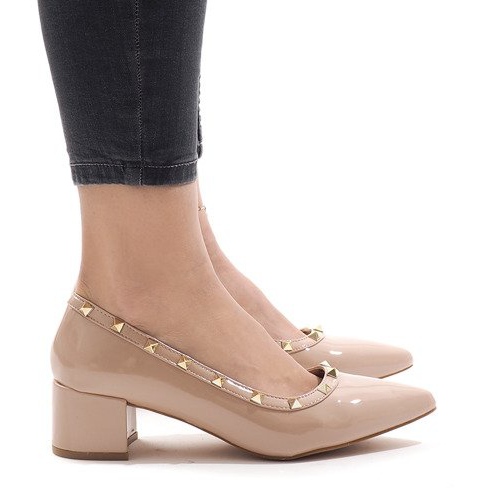 Pink lackierte Pumps an der X-70-Säule rosa