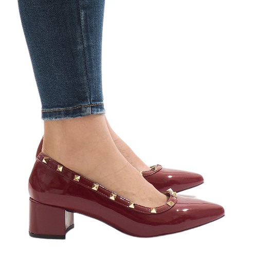 Bordeauxrot lackierte Pumps an der X-70-Säule mehrfarbig