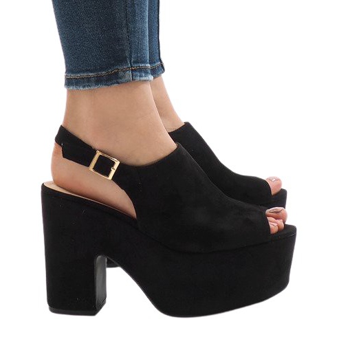 Schwarze Sandalen auf einem massiven 8263CA Block