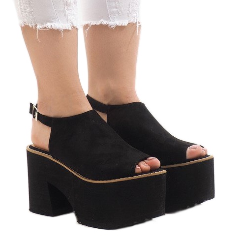 Schwarze Sandalen auf einem massiven B8290 Block