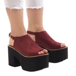 Burgunderrote Sandalen auf einem massiven B8290-Block mehrfarbig