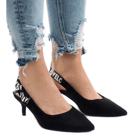 Schwarze Pumps auf einem HD-33-Absatz