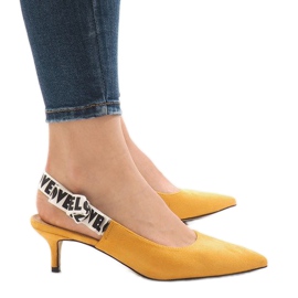 Gelbe Pumps auf einem HD-33-Absatz