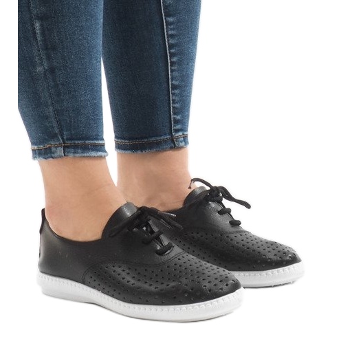 Schwarze Sneakers mit Lochmuster HR61116