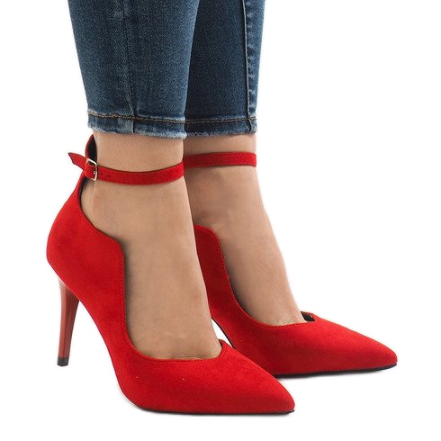 Rote Stiefel auf einem B-54-Absatz