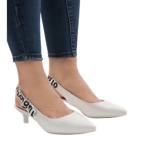 Weiße Pumps auf B-45-Absatz