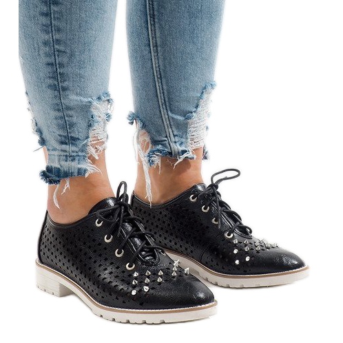 Schwarze durchbrochene Schuhe mit G-106-2 Nieten
