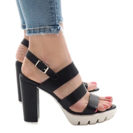 Schwarze Sandalen am HP-27 Pfosten