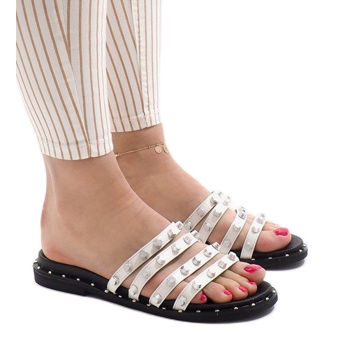 Weiße Hausschuhe mit LK-2802 Nieten