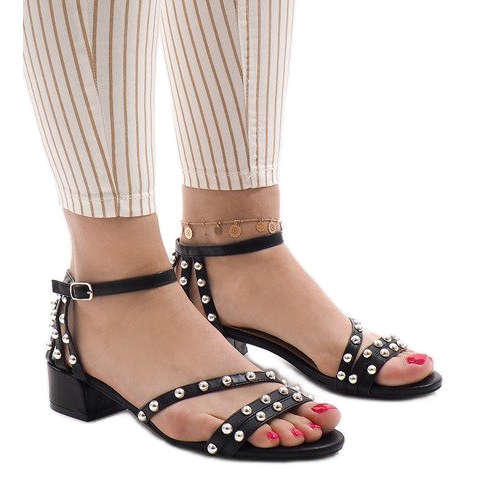 Schwarze Sandalen mit hohen Absätzen 77-11