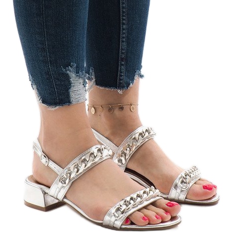 Silberne Sandalen mit hohen Absätzen 77-15 grau