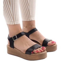 Schwarze Sandalen auf der Plattform 22-07