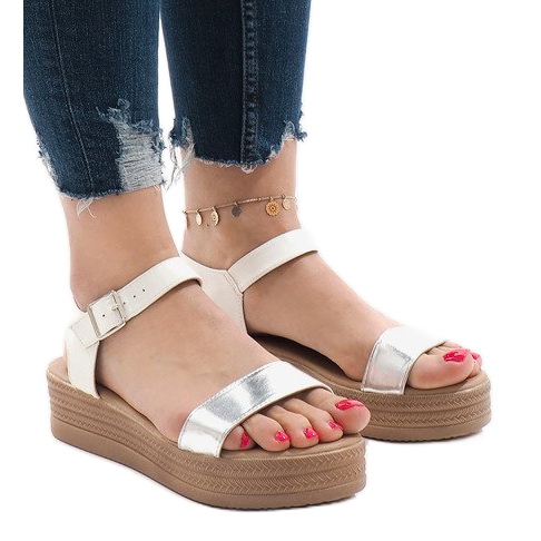 Weiße Sandalen auf der Plattform 22-07