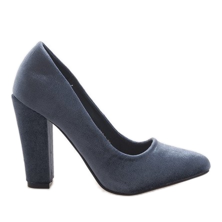 Graue Velourspumpen an der Säule 91603-1