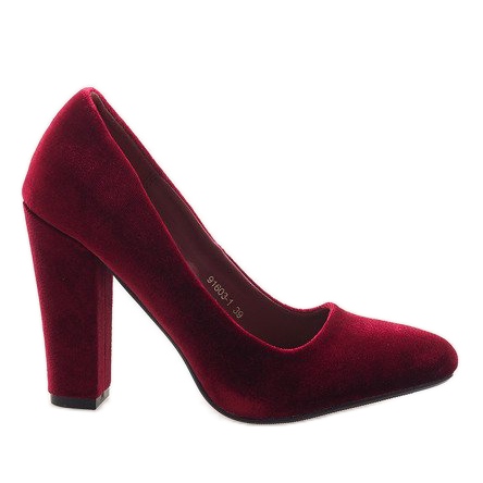 Rote Velourspumpen an der Säule 91603-1 mehrfarbig