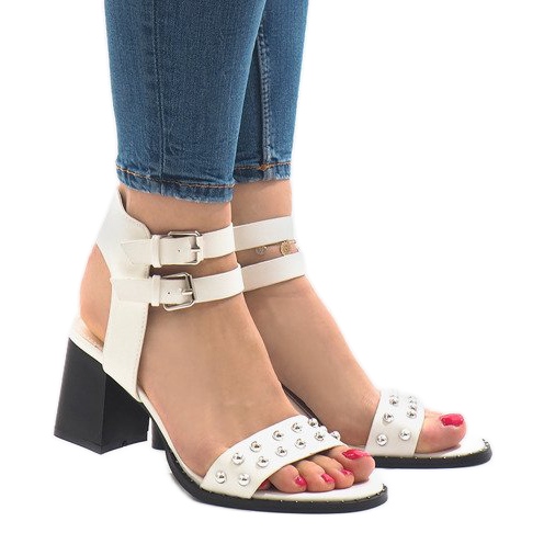 Weiße Sandalen mit hohen Absätzen 77-12