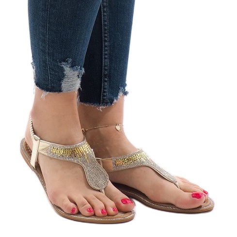 Goldene Flip-Flops verziert mit B012