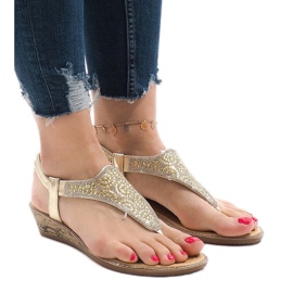 Goldene Keilsandalen mit einem elastischen FM4075