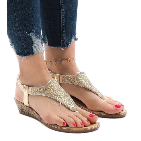 Goldene Keilsandalen mit einem elastischen FM4075
