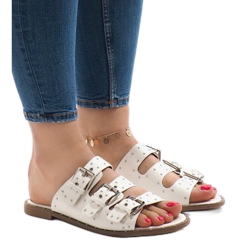 Weiße Hausschuhe mit Nieten und Schnalle F-3659