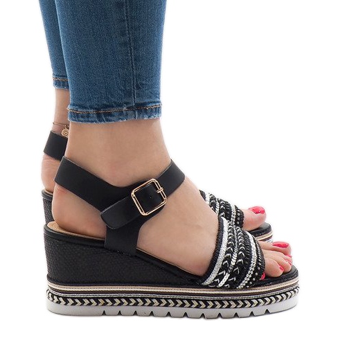 Schwarz verzierte Keilsandalen YRT-72-1