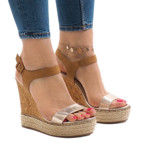 Goldlackierte Keilsandalen VB76063 golden