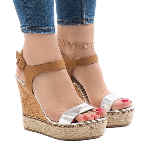 Silber lackierte Keilsandalen VB76063 braun