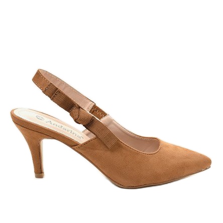 Braune Pumps an der Ferse mit elastischem F013