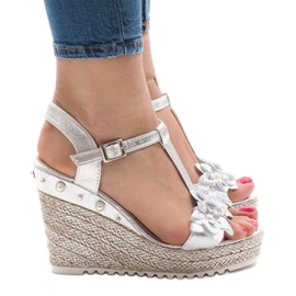 Silberne Keilsandalen mit Blumen T-682-5 grau