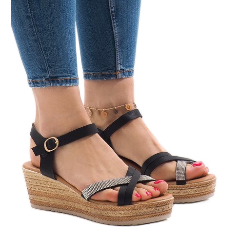 Schwarze Sandalen auf der WS8816-Plattform