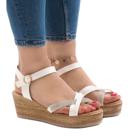 Weiße Sandalen auf der WS8816-Plattform