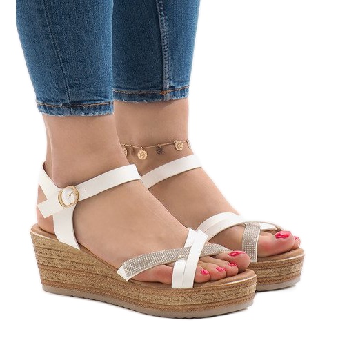 Weiße Sandalen auf der WS8816-Plattform