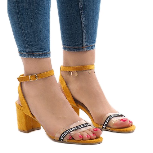 Gelbe Sandalen auf der Post S-7347 Wildleder