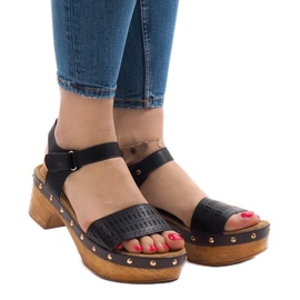 Schwarze Sandalen auf der Plattform FM4142