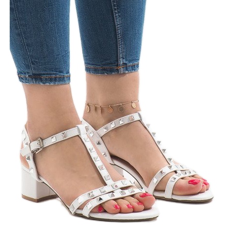 Weiße hochhackige Sandalen mit Nieten 679-GL