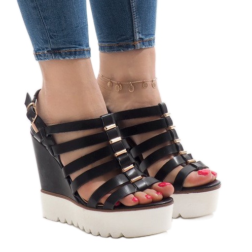 Schwarze Sandalen auf der MC-12-Plattform