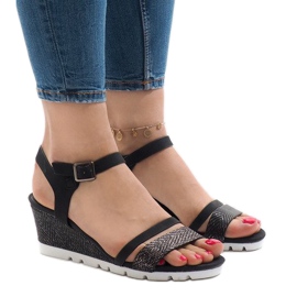 Schwarze Sandalen auf der Plattform Y-8217