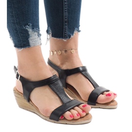 Schwarze Sandalen auf der S-256-Plattform