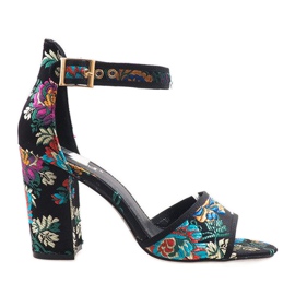 Schwarze Sandalen am Pfosten 77-14