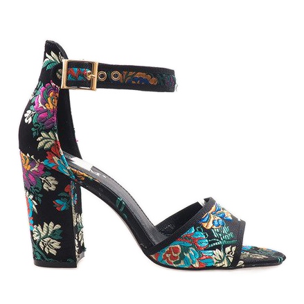 Schwarze Sandalen am Pfosten 77-14