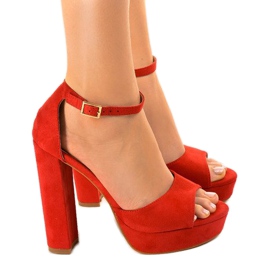 Rote Sandalen am D08-Pfosten