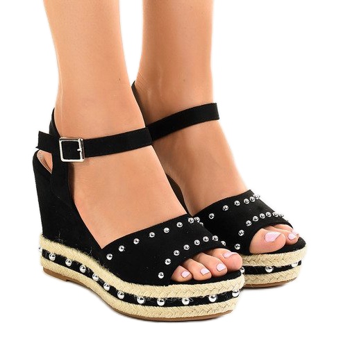 Schwarze Keilsandalen mit Perlen 77-32