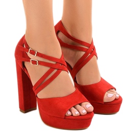 Rote Sandalen auf einem Post-Wildleder D09