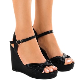 Schwarz glänzende Keilsandaletten JM-M215M