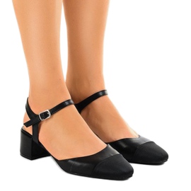 Schwarze Pumps am 5095 Pfosten