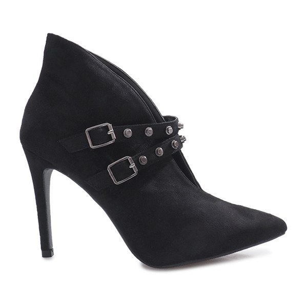 Schwarze Stiefel auf einem Stilettoabsatz Karine